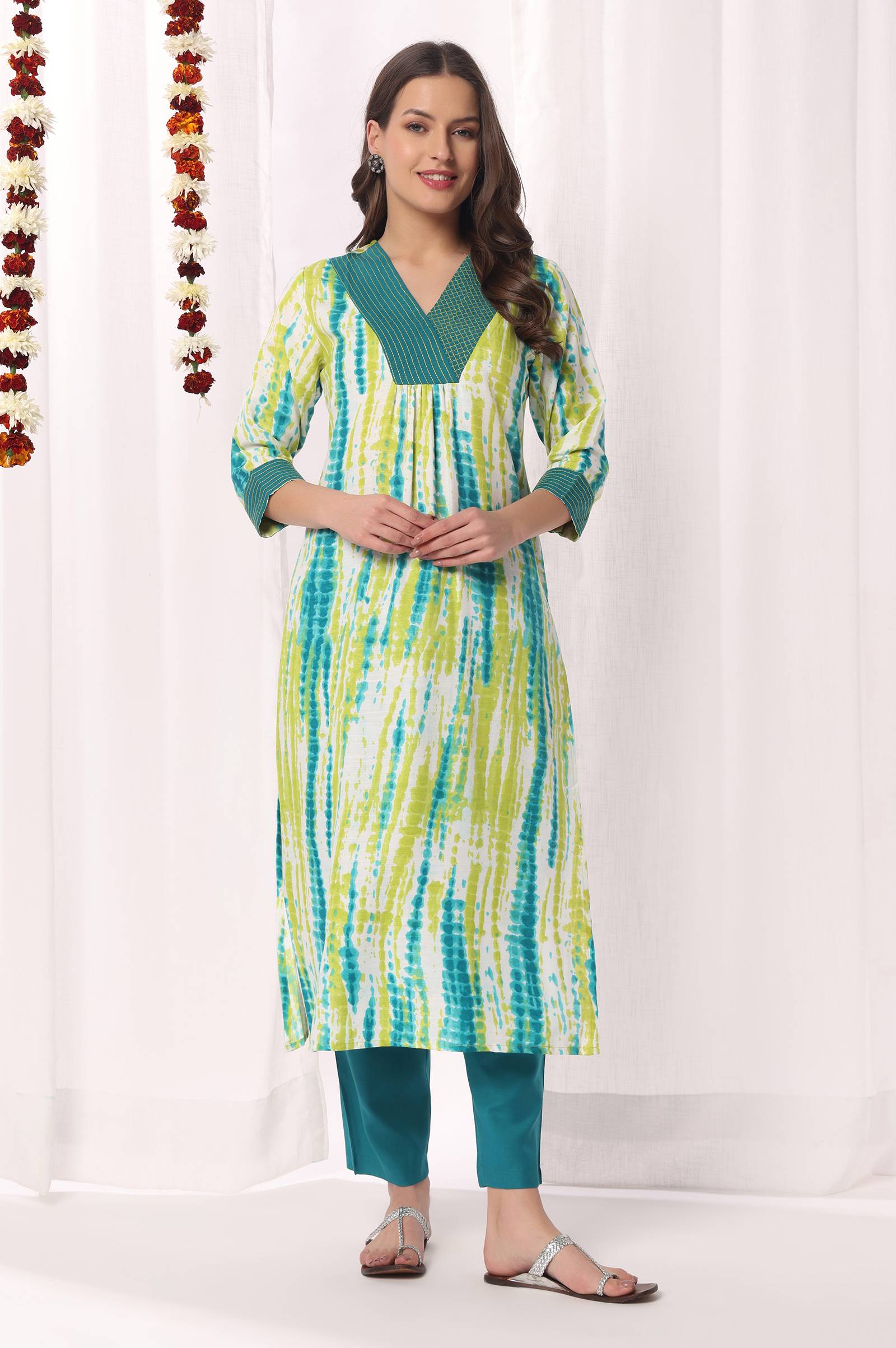 green-cotton-blend-printed-embroidered-v-neck-kurta-set