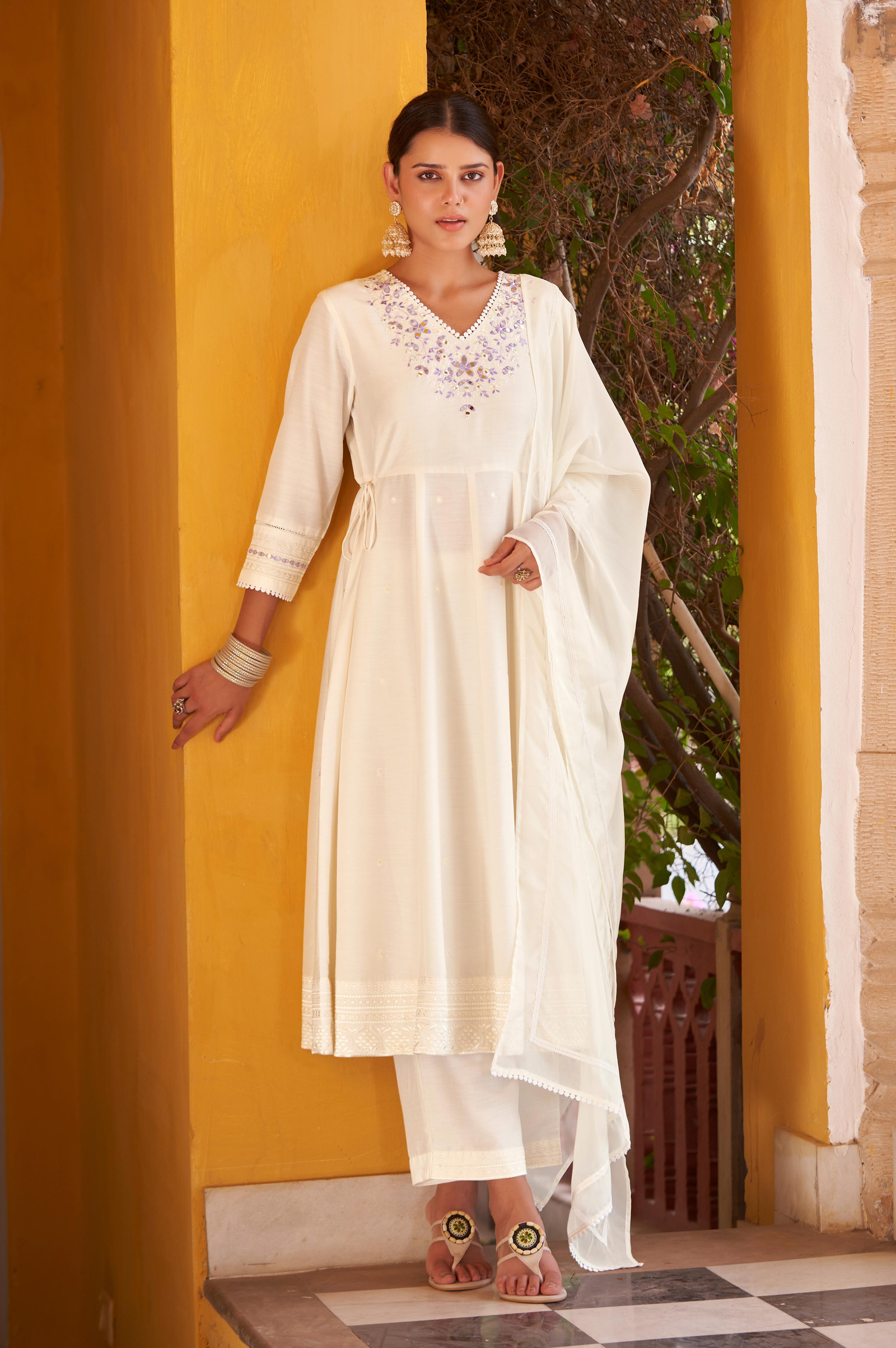 white-ethnic-motifs-embroidered-mirror-work-anarkali-kurti-with-pyjamas-dupatta