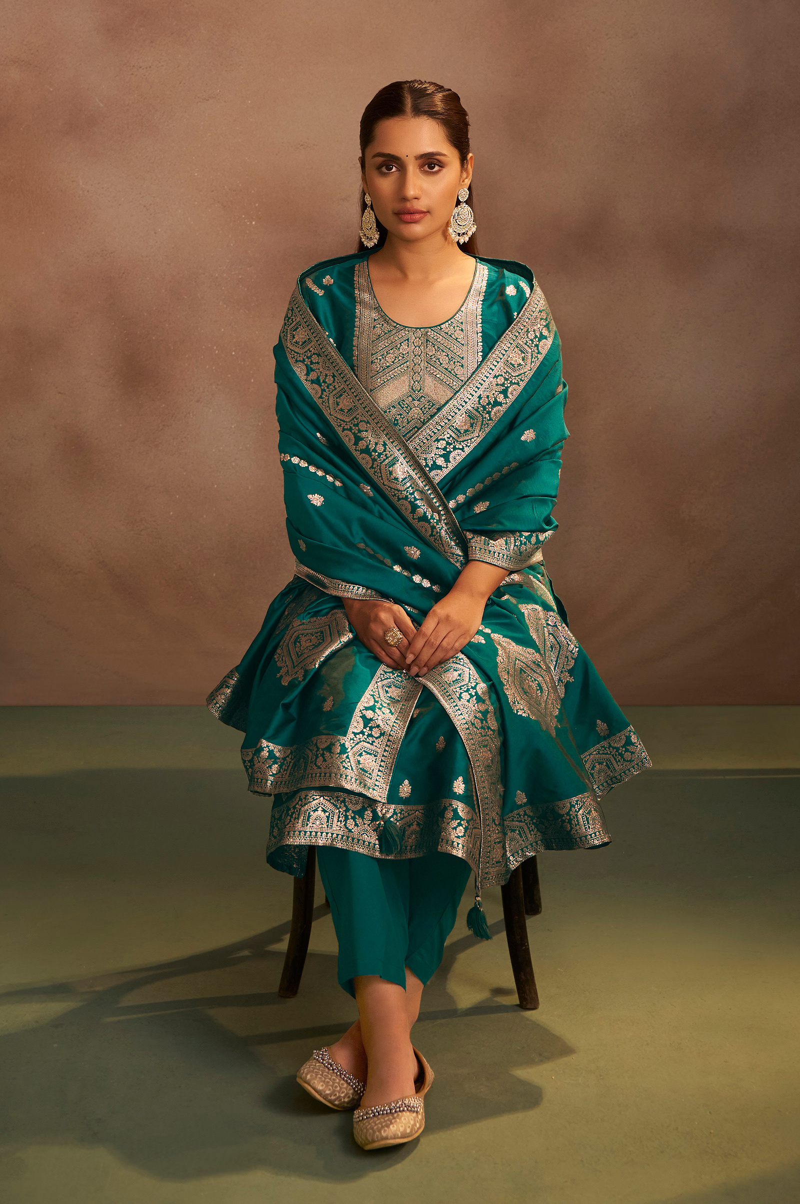 womens-rama-green-jacquard-art-silk-flared-kurta-set-with-cotton-bottom-silk-blend-dupatta-4