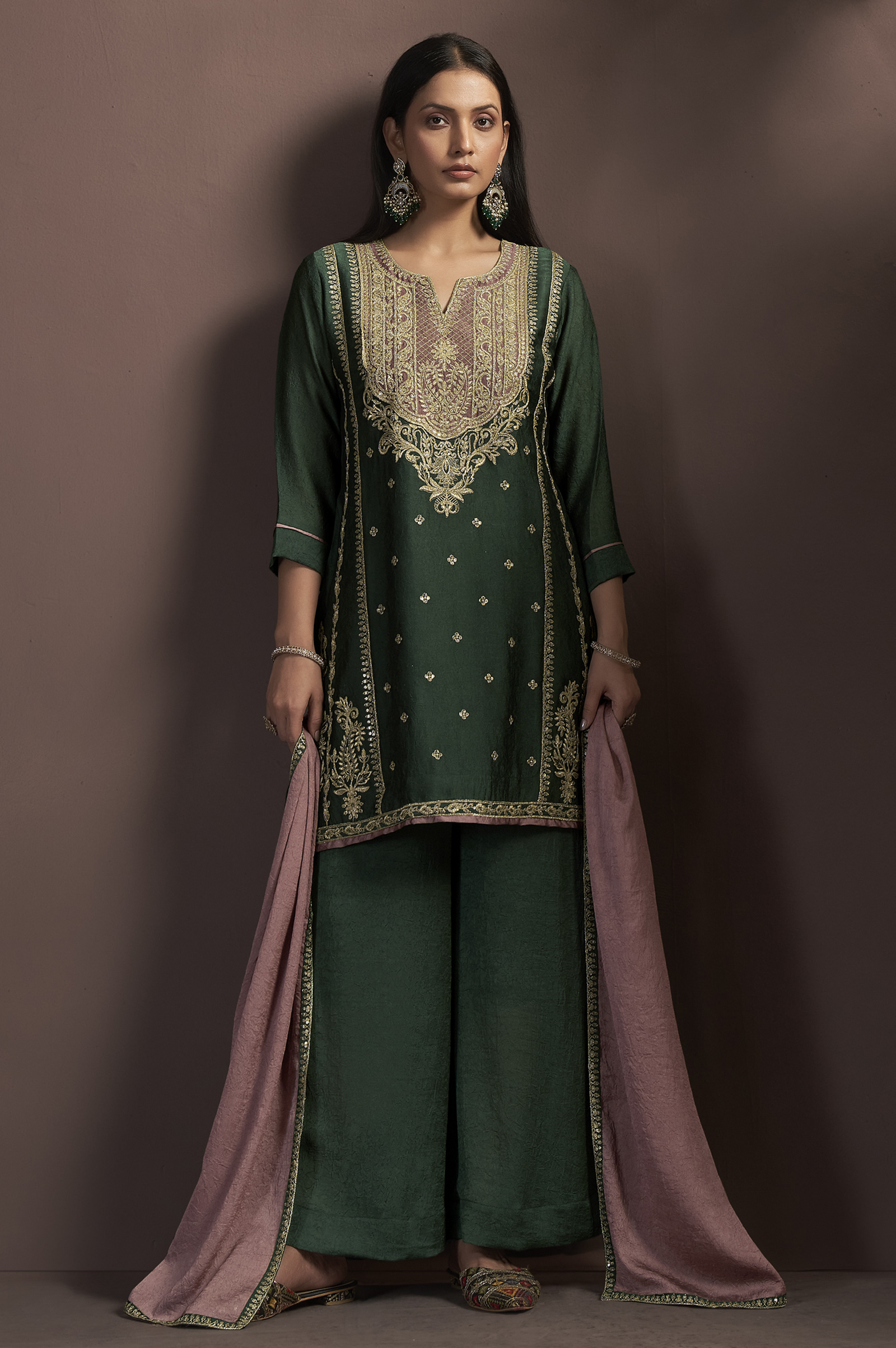 womens-green-embroidered-silk-blend-straight-kurta-set-with-pink-net-dupatta