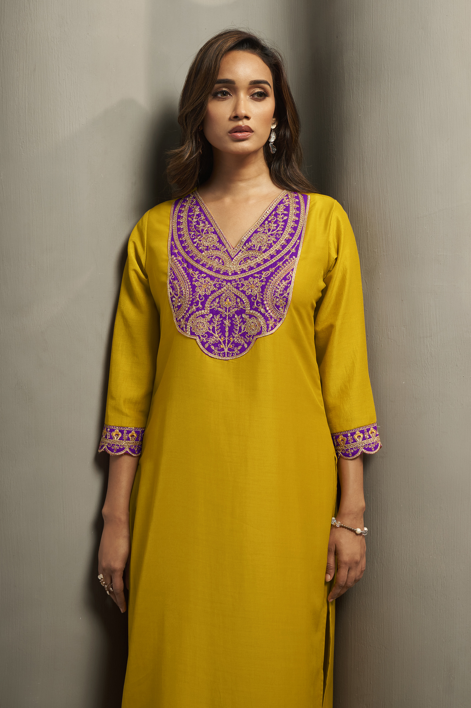 womens-cotton-blend-embroidered-floral-motif-straight-kurta-with-solid-cotton-blend-pants-jacquard-chanderi-dupatta