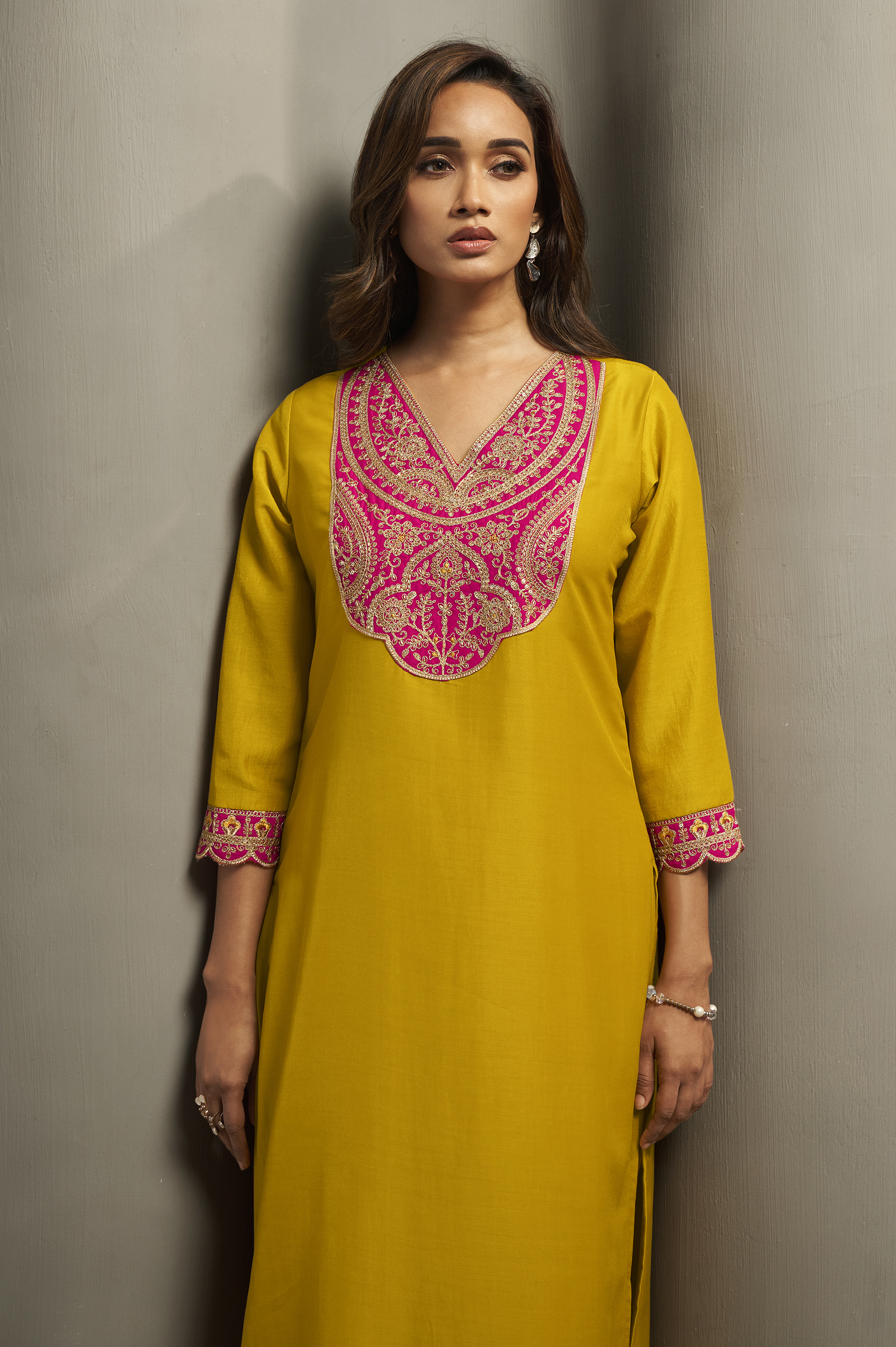 womens-cotton-blend-embroidered-floral-motif-straight-kurta-with-solid-cotton-blend-pants-jacquard-chanderi-dupatta